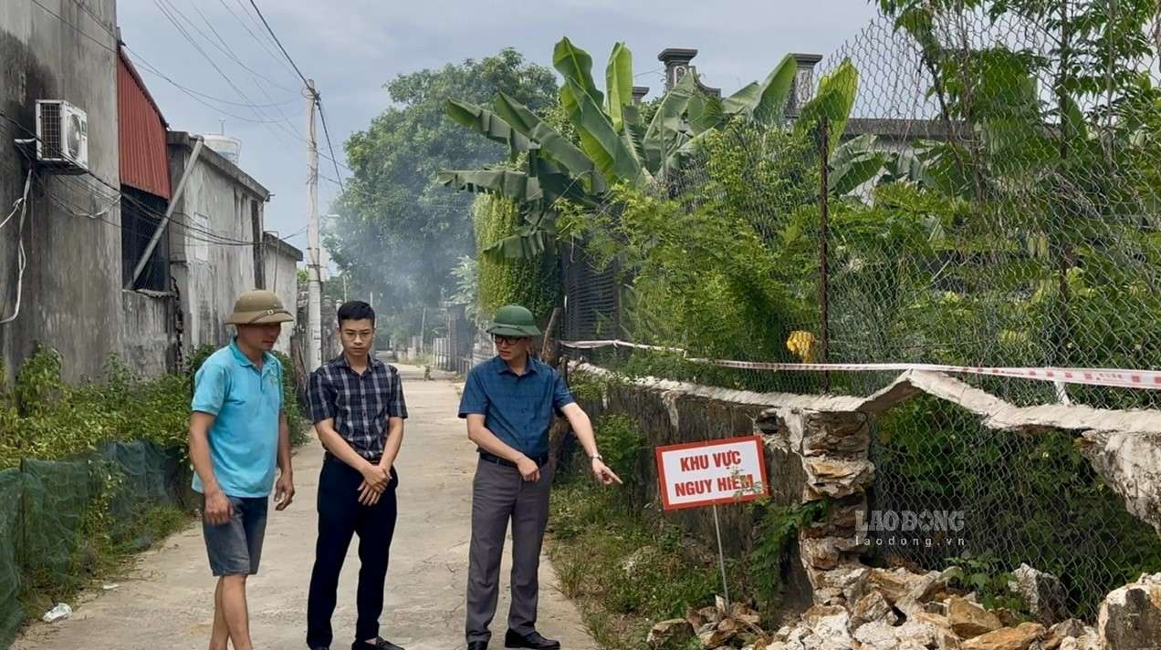 Tình trạng sụt lún bất thường kiến tường rào của một số nhà dân bị đổ. Ảnh: Nguyễn Trường