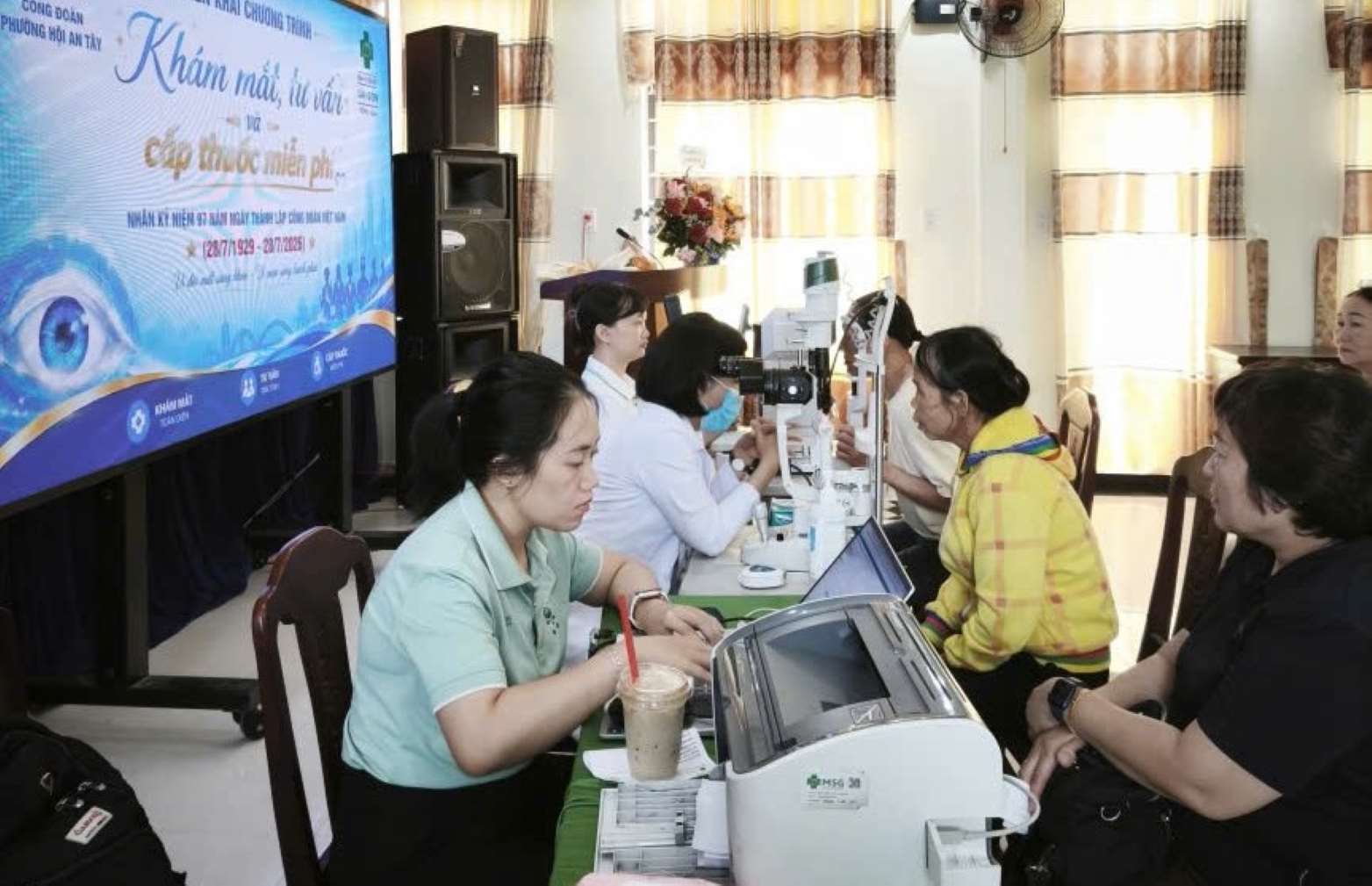 Hoi An Tay Ward Trade Union, Da Nang City organizes free eye exams and medicine distribution for union members and workers. Photo: Hoi An Tay Ward Trade Union