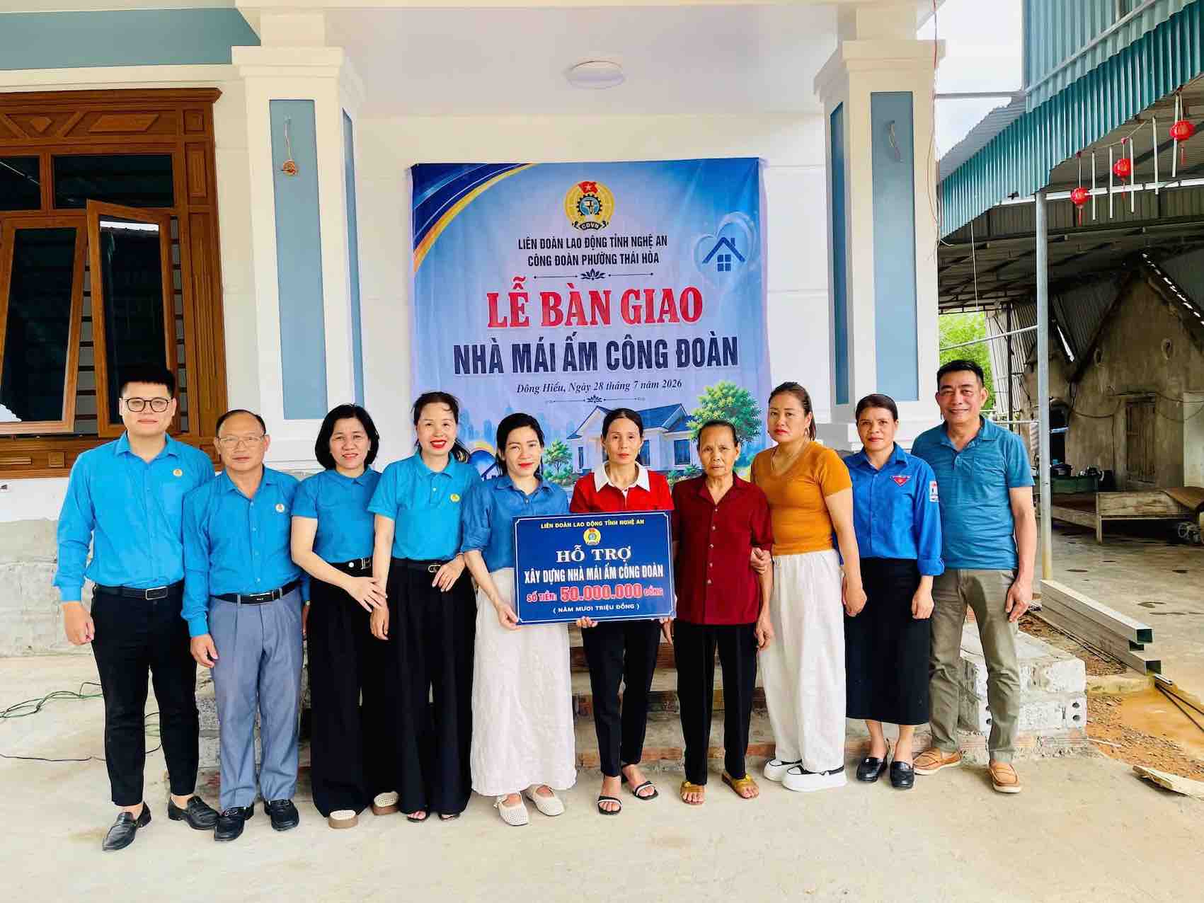 Le syndicat du quartier de Thái Hòa remet un soutien "Toit syndical" aux membres du syndicat en difficulté. Photo: Syndicat de Nghệ An
