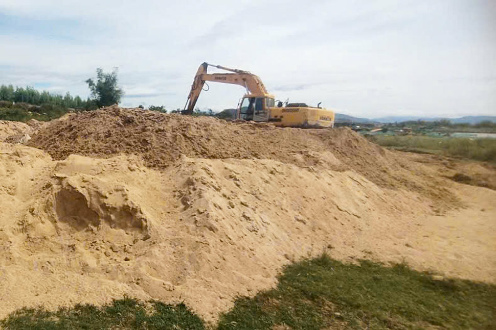 Illegal sand mining subjects abandon excavators and flee when police forces inspect. Photo: Police provided