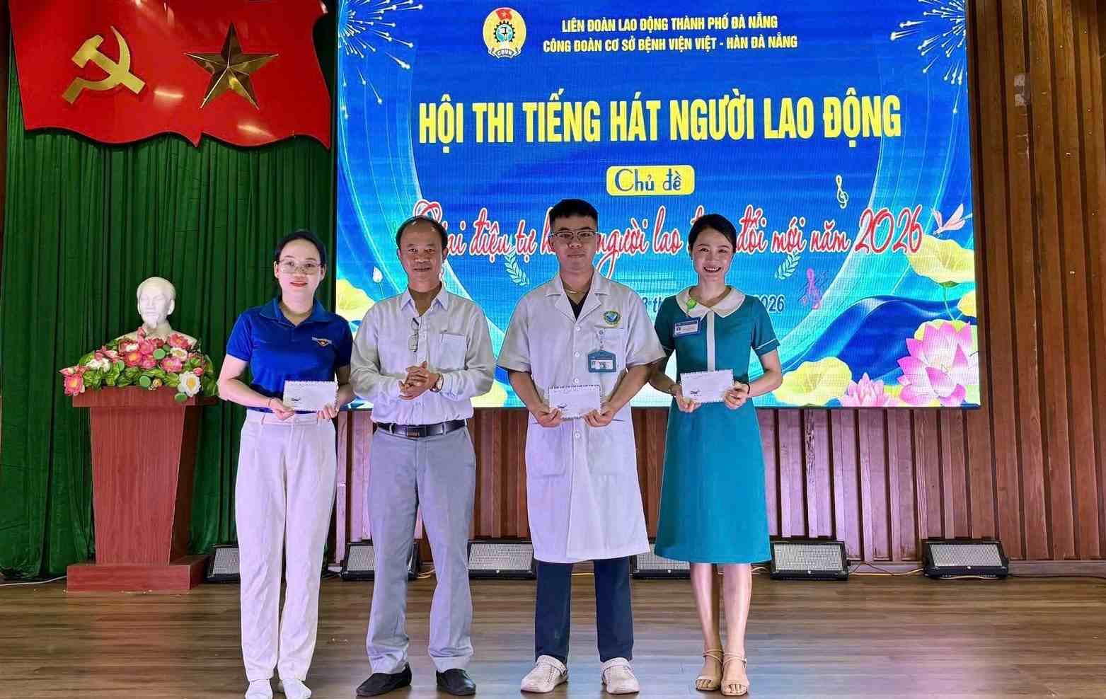 The worker singing contest of the Trade Union of Viet Han - Da Nang Hospital attracted 17 performances from 14 trade union groups to participate. Photo: Da Nang Labor Federation