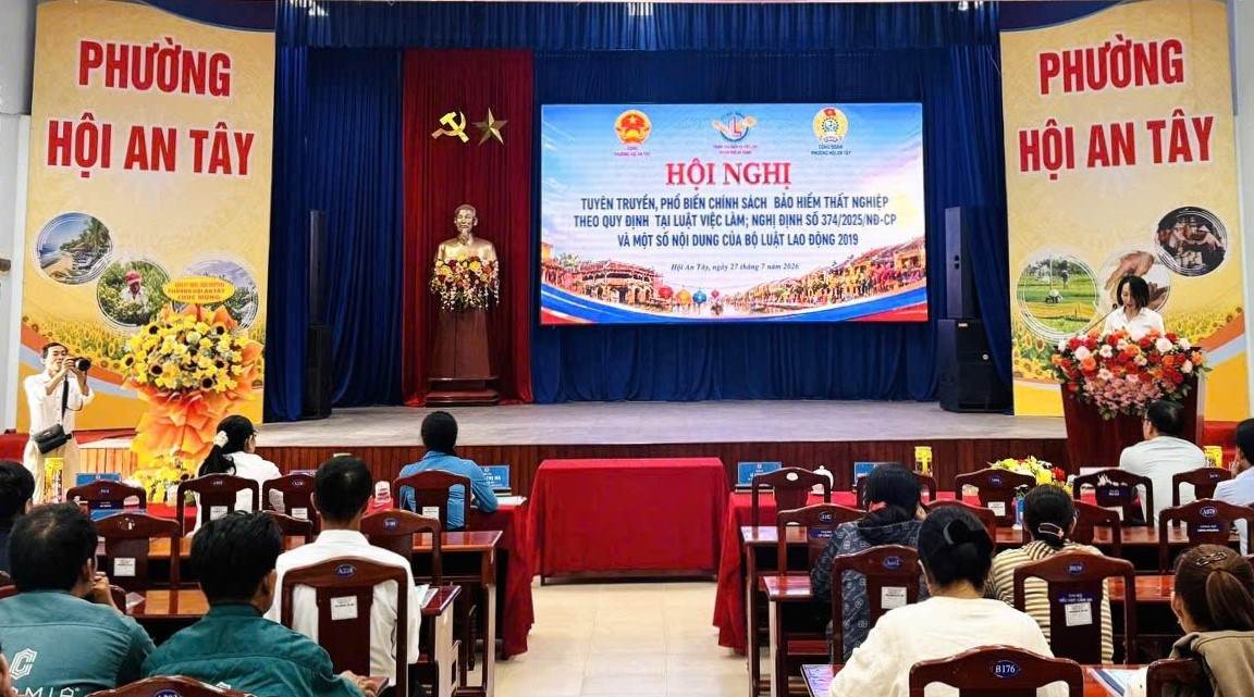 Trade union members and workers in Hoi An Tay, Da Nang are disseminated legal knowledge in the field of mobility. Photo: Hoi An Tay Ward Trade Union