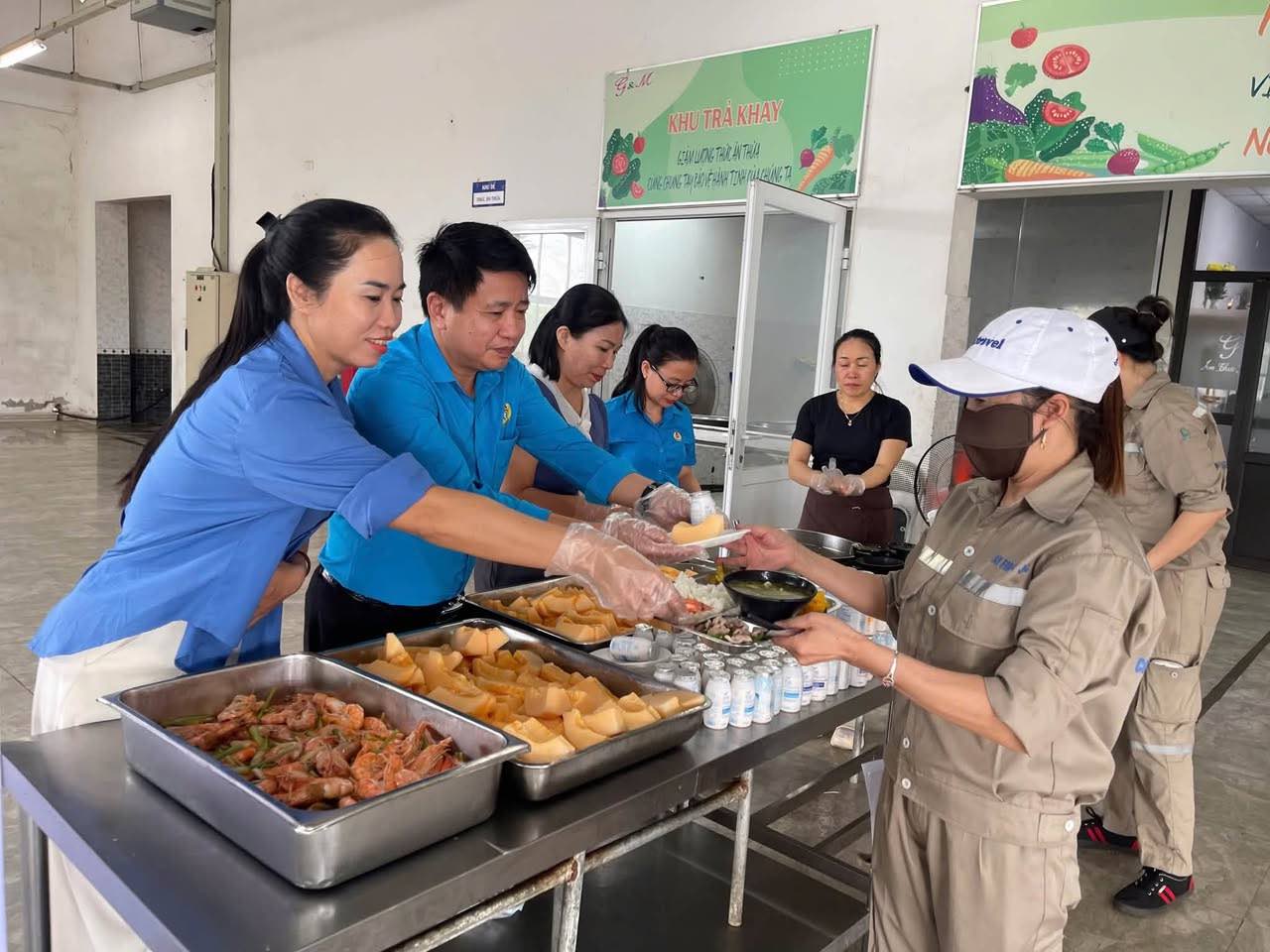 Le syndicat de la commune de Nghĩa Đàn, en coordination avec la société par actions de foresterie Tháng Năm, a organisé le programme "Repas syndical", reliant les travailleurs. Photo: Syndicat de Nghệ An