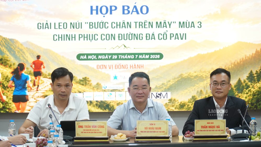 Members of the Organizing Committee of the "Footsteps on the Clouds - Conquering the Pavi ancient stone road 2026" mountain climbing tournament share information about the tournament with press agencies. Photo: Minh Vu
