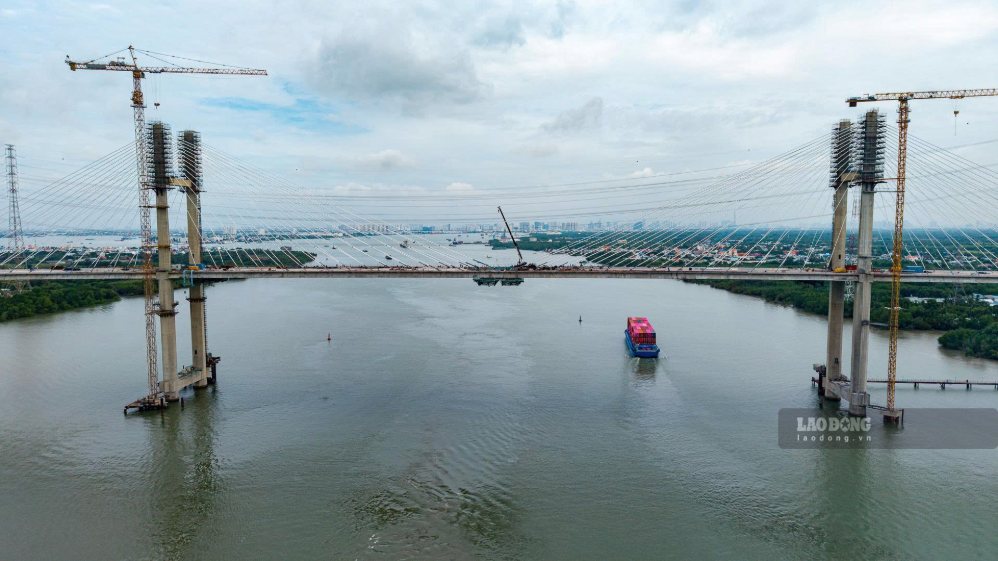 Cầu Phước Khánh bắc qua sông Lòng Tàu, nối liền xã Bình Khánh (TPHCM) với xã Đại Phước (Đồng Nai). Cầu có tổng chiều dài 3.186 m, rộng gần 22 m, quy mô 4 làn xe, thiết kế tốc độ 100 km/h. Điểm nhấn kỹ thuật của công trình là nhịp chính dài 300 m cùng tĩnh không thông thuyền 55 m - cao nhất Việt Nam hiện nay.  Thiết kế này đảm bảo hành lang an toàn cho tàu trọng tải đến 30.000 tấn lưu thông thuận lợi vào các hệ thống cảng thượng nguồn, đặc biệt là cụm cảng quốc tế Cái Mép - Thị Vải. Các trụ cầu cũng được tính toán chịu lực va chạm từ tàu biển trên 20.000 tấn.