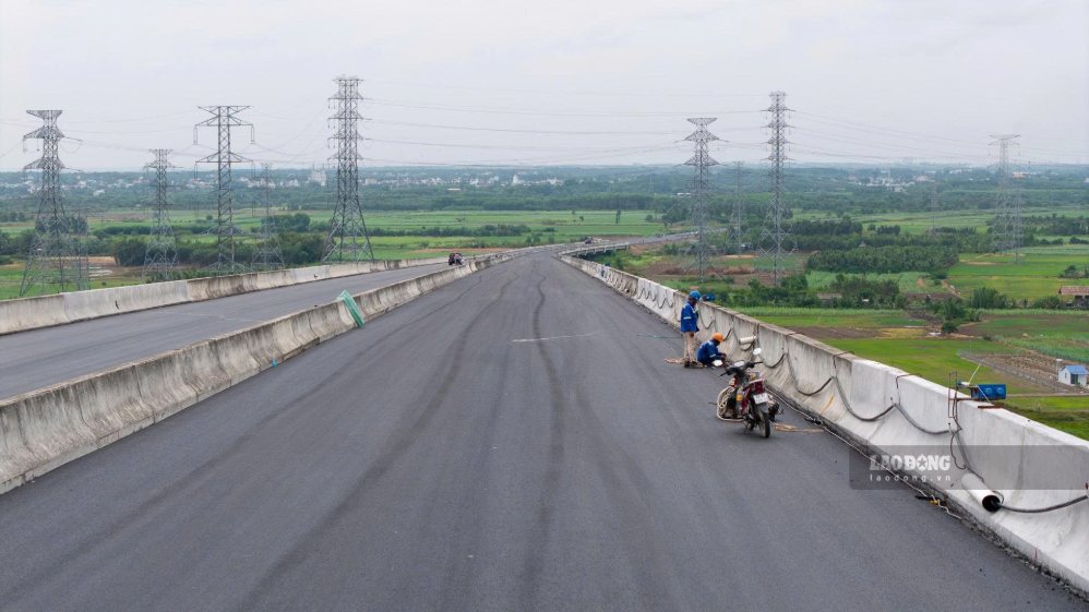 Các đường dẫn phía 2 đầu cầu đã hoàn thành chờ kết nối thông suốt. Ảnh: Thái Bảo 