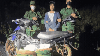 Young man transporting explosives illegally across the Vietnam - Laos border. Photo: Quang Tri Border Guard