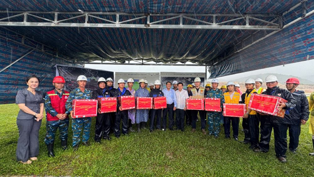 Les dirigeants de la province d'An Giang et de la zone économique spéciale de Phu Quoc rendent visite, offrent des cadeaux et encouragent les ouvriers sur le chantier au service de l'APEC 2027. Photo: Hoang Dung/Centre de services généraux de la zone économique spéciale de Phu Quoc