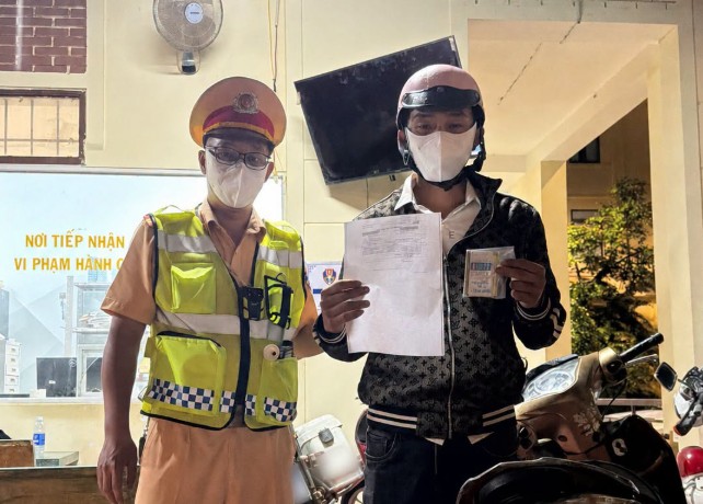 Traffic police and Dak Lak Provincial Police handle driver N.K.B when driving a vehicle carrying drugs. Photo: Police provided