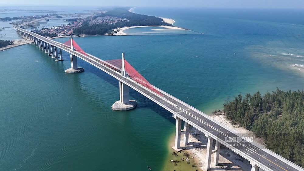 Cầu vượt cửa biển Thuận An nhìn từ trên cao với chiều dài khoảng 2,36km, nổi bật giữa không gian biển trời TP Huế. Công trình đang bước vào giai đoạn hoàn thiện những hạng mục cuối cùng trước khi đưa vào khai thác. 