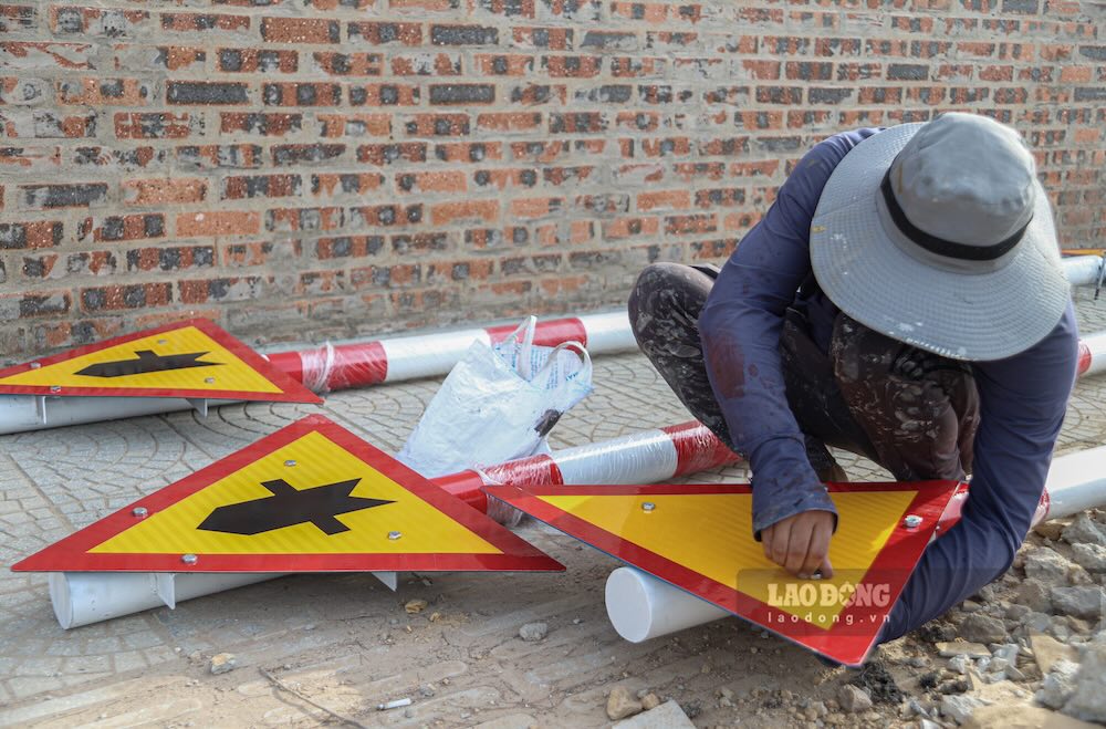 Những công nhân tiếp tục hoàn thiện các hạng mục cuối như hệ thống biển báo, hạ tầng kỹ thuật và các công trình phụ trợ trước thời điểm dự án đưa vào khai thác. 
