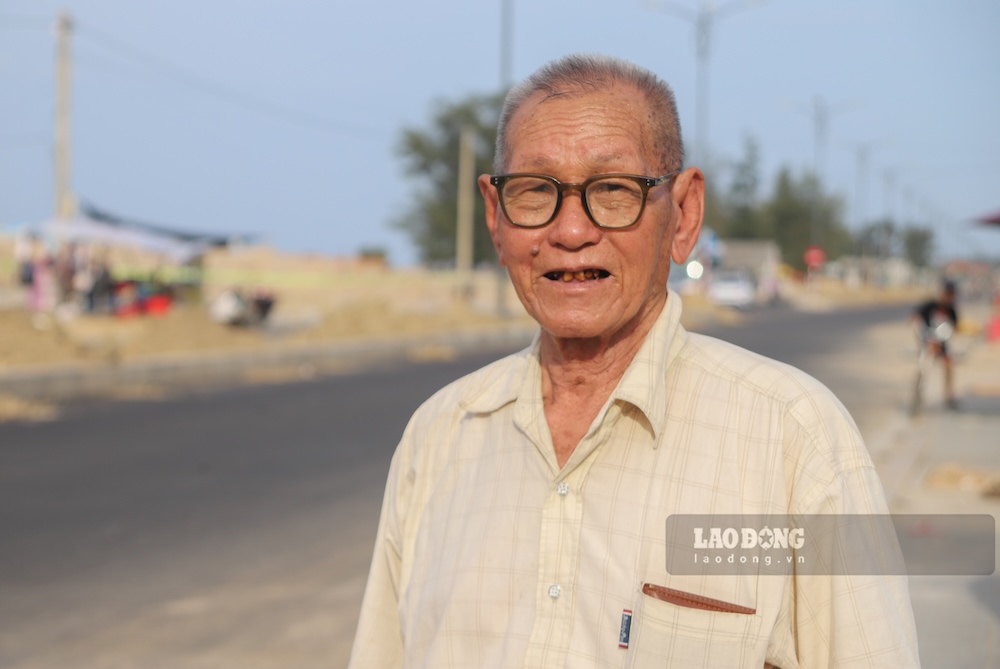 Ông Nguyễn Chỏ (96 tuổi) ngắm nhìn cây cầu và tuyến đường mới hoàn thiện. Ông kỳ vọng công trình sẽ góp phần thay đổi diện mạo khu vực, tạo thêm động lực phát triển trong thời gian tới. “Tôi rất vui khi thấy cây cầu, đường sá thay đổi. Tôi nghĩ, công trình sẽ là động lực phát triển, giúp phường Thuận An nói riêng và toàn TP Huế phát triển” – ông Chỏ phấn khởi.  
