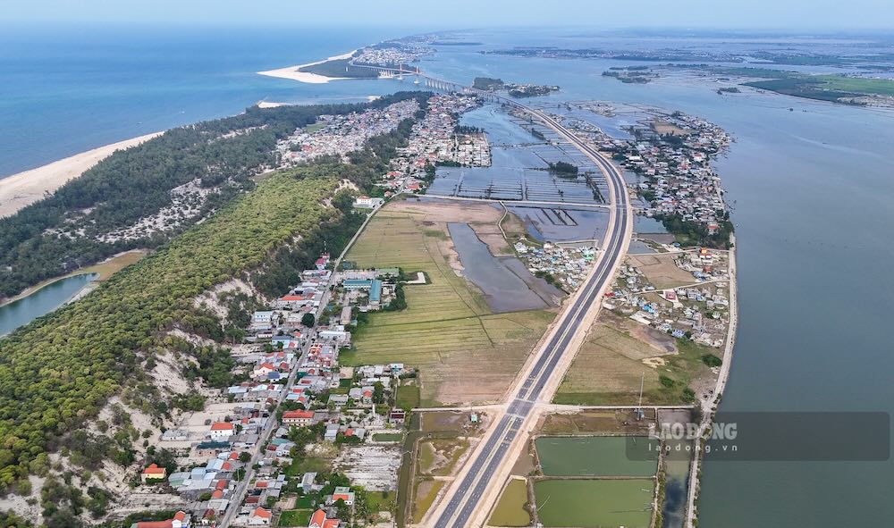 The access road to the Thuan An estuary overpass has been completed. Photo: Nguyen Luan