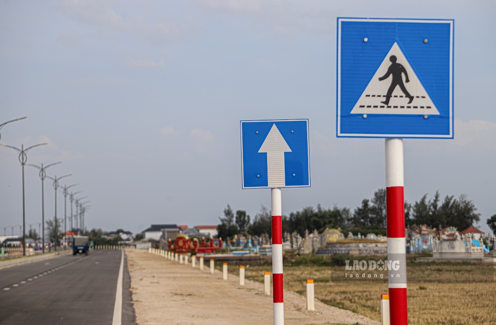 Biển báo giao thông đã được thắp đặt đầy đủ trước ngày chính thức hoàn thiện. 