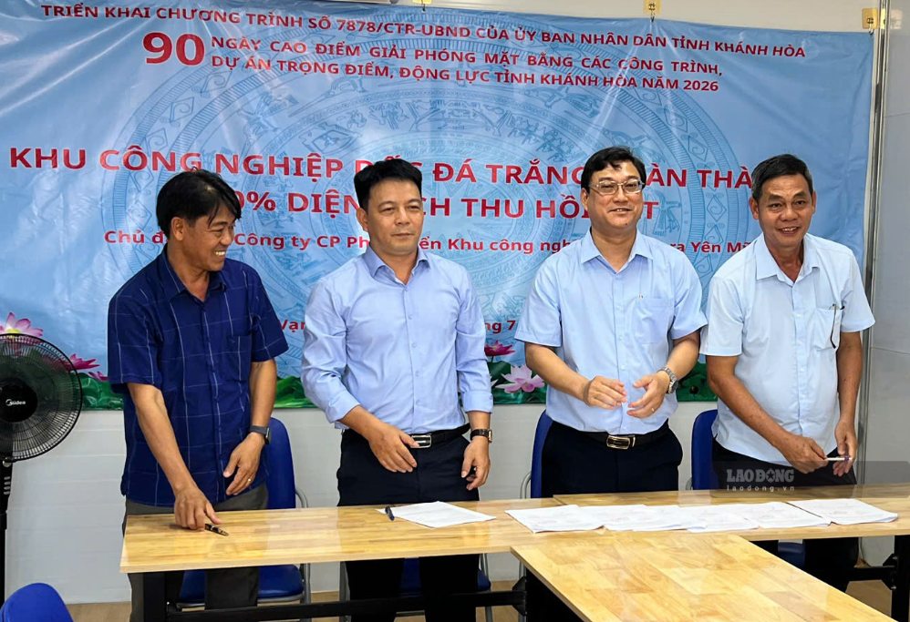 Đại diện xã Vạn Hưng ký biên bản bàn giao đất cho chủ đầu tư và nhà thầu thi công dự án Khu Công nghiệp Dốc Đá Trắng. Ảnh: Hữu Long