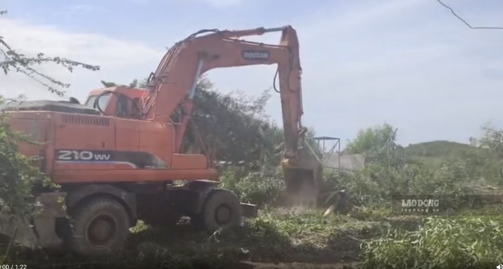 Van Hung commune organizes forced land recovery for 1 case that has not complied with the handover of land to implement the Doc Da Trang Industrial Park Project. Photo: Huu Long
