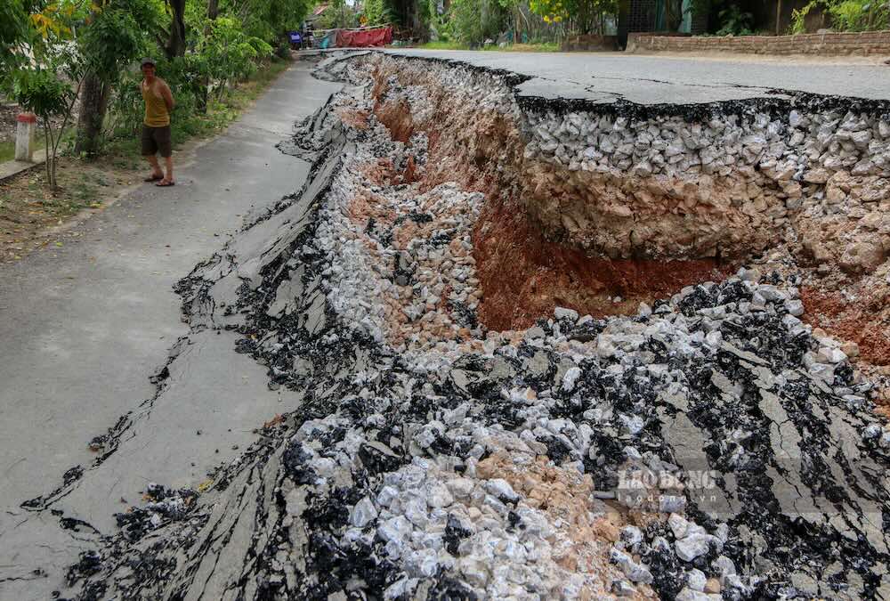 La section de route intercommunale traversant le village de Thạch Tân présente de nombreuses fissures importantes, la chaussée s'est gravement affaissée. Photo: Nguyễn Luân