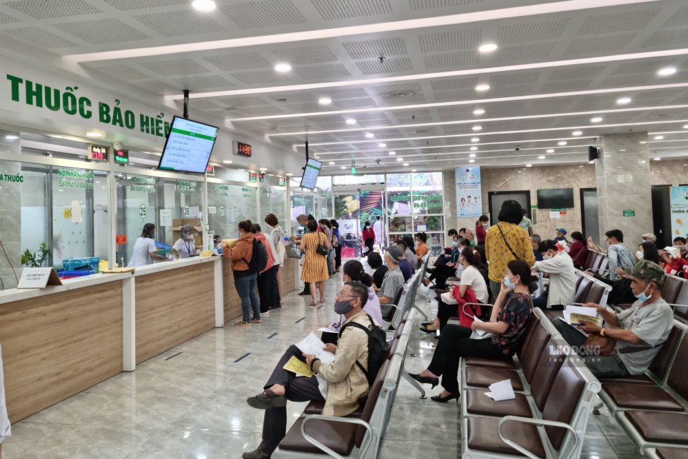 People who participate in health insurance for 5 consecutive years and have a co-payment amount greater than 6 months of basic salary, do not need to submit payment dossiers when examining and treating patients. Social insurance will automatically update data so that patients are exempted from co-payment right at the hospital. Photo: Nam Duong