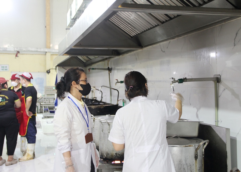 L'équipe d'inspection de la sécurité alimentaire a prélevé des échantillons pour analyse, a vérifié les documents juridiques, l'origine des matières premières et les conditions d'hygiène réelles à l'établissement. Photo: Portail d'information électronique de la province de Bắc Ninh