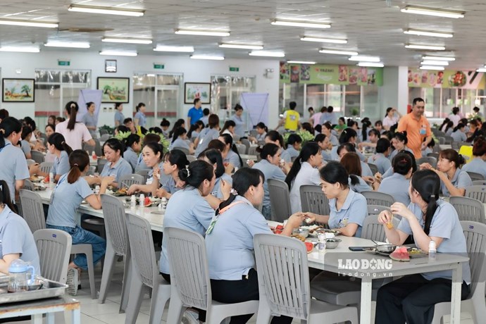 Bữa cơm Công đoàn tại Công ty TNHH Yazaki Hải Phòng Việt Nam tại Thái Bình. Ảnh: Hà Vi