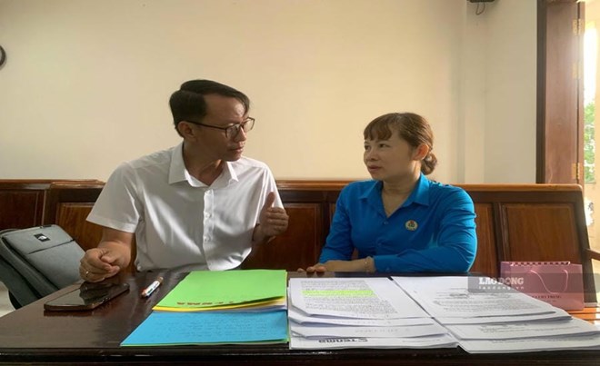 Ông Vũ Ngọc Hà - chuyên gia pháp luật lao động tại Đồng Nai (bên trái) - đang hỗ trợ Công đoàn cơ sở Công ty TNHH Tenma (HCM) Việt Nam đòi quyền lợi cho đoàn viên, người lao động. Ảnh: Hà Anh Chiến