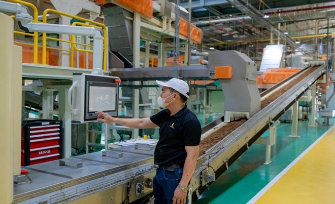 Công nhân Khánh Hòa không ngừng học hỏi để thích ứng công nghệ mới. Ảnh: Kiều Hương