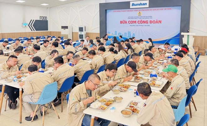 Bữa cơm Công đoàn ấm áp tại Công ty TNHH Bumhan Vina (phường Hồng Bàng, TP Hải Phòng).Ảnh: Mai Dung