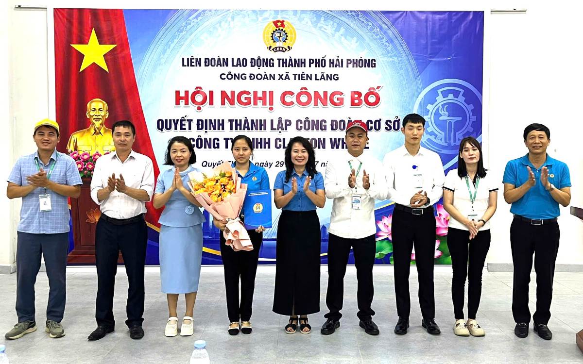 Công đoàn xã Tiên Lãng trao quyết định và tặng hoa Ban chấp hành Công đoàn cơ sở lâm thời. Ảnh: CĐ xã Tiên Lãng