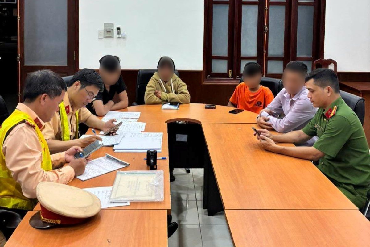 Functional agencies work with parents and 2 teenagers who swerved and zigzagged in Vung Tau. Photo: Vung Tau Police