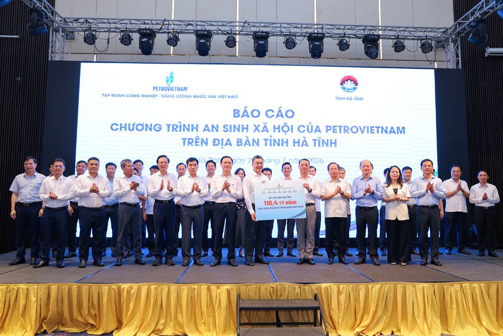 Petrovietnam trao biểu trưng hỗ trợ các hoạt động an sinh xã hội trên địa bàn tỉnh Hà Tĩnh. Ảnh: Petrovietnam