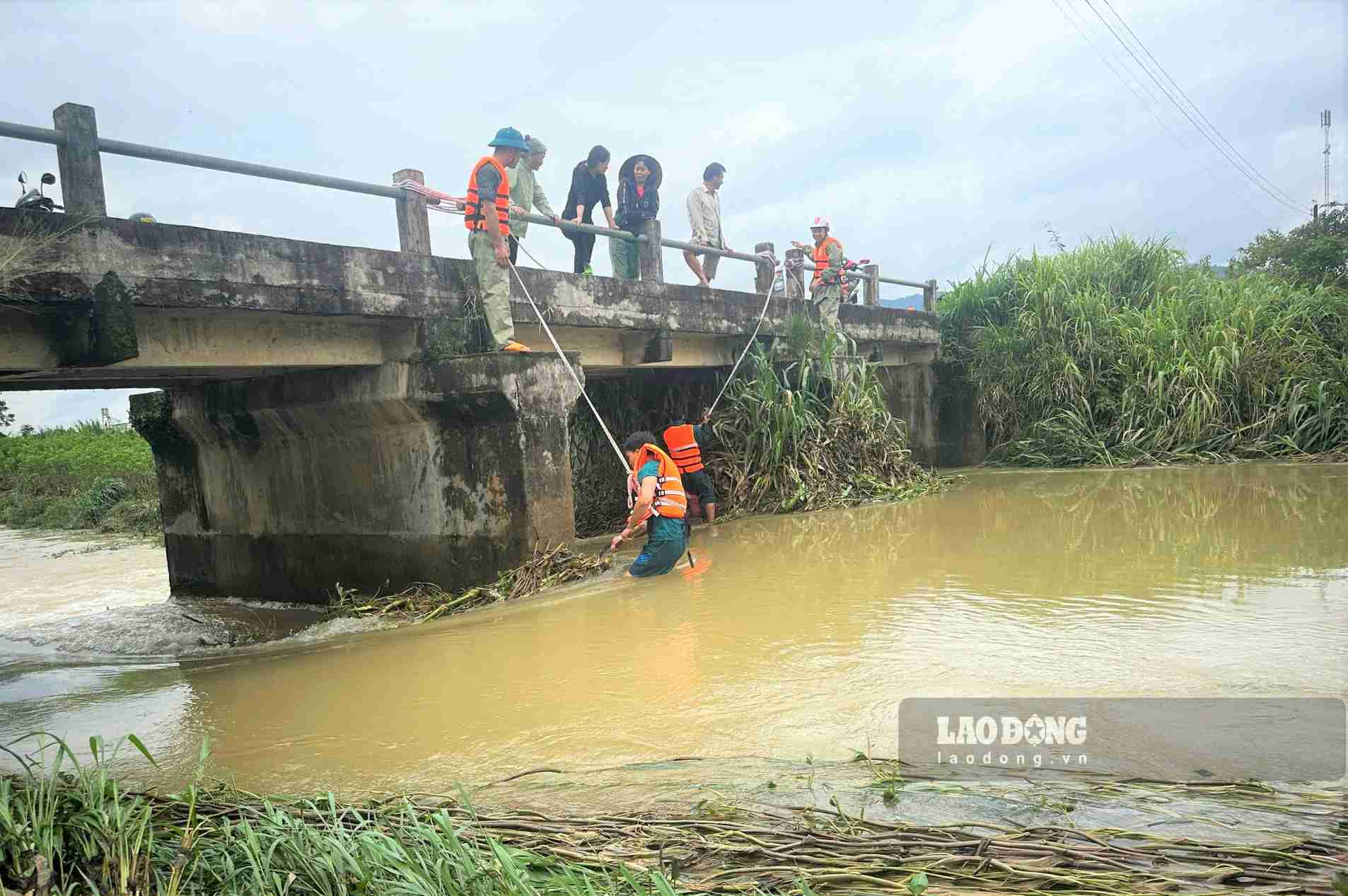 Lực lượng dân quân phường 3 Bảo Lộc khơi thông dòng suối chống ngập. Ảnh: Phúc Khánh 