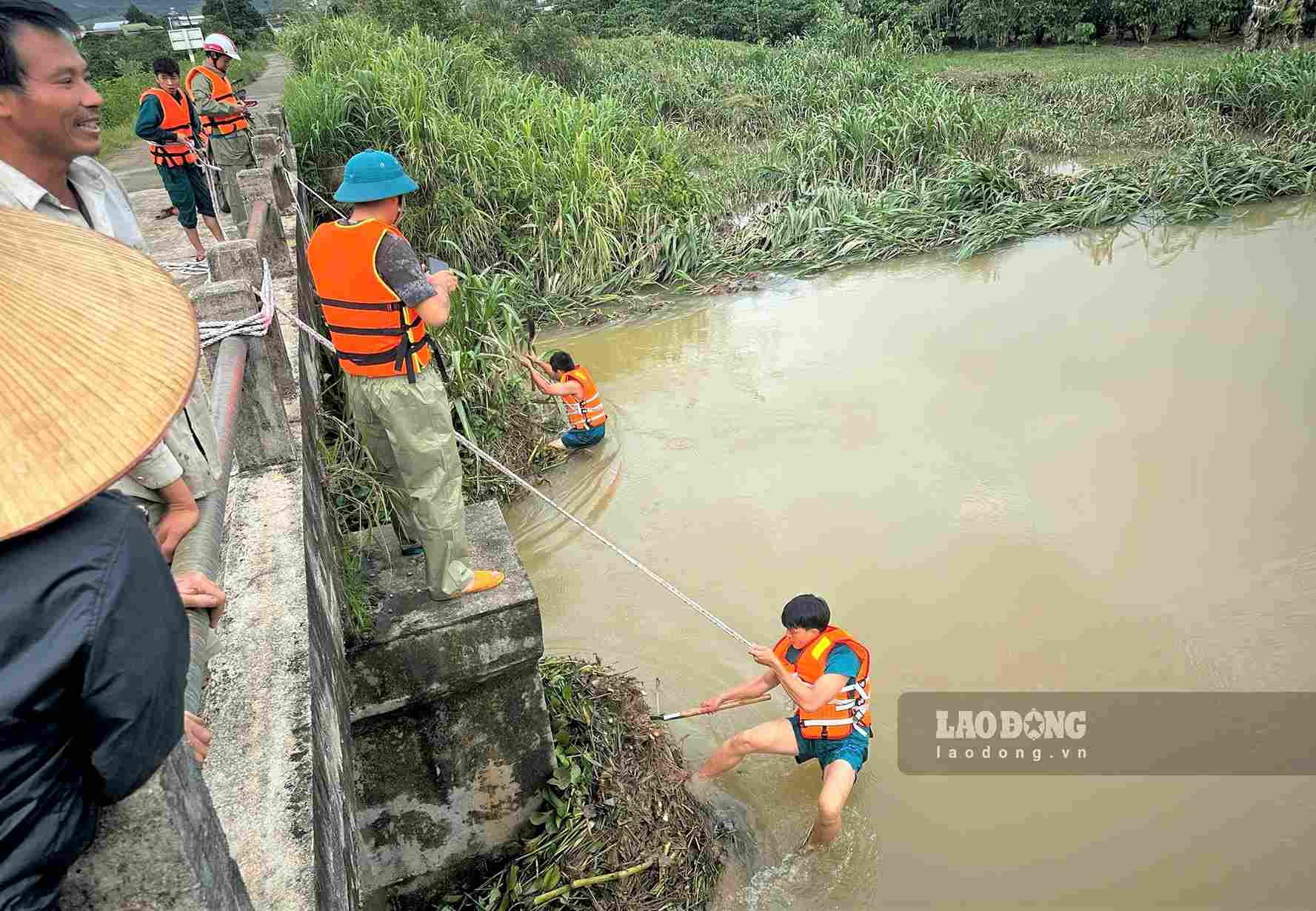 Les forces du quartier 3 de Bảo Lộc se concentrent sur la réparation des conséquences des inondations. Photo: Phúc Khánh
