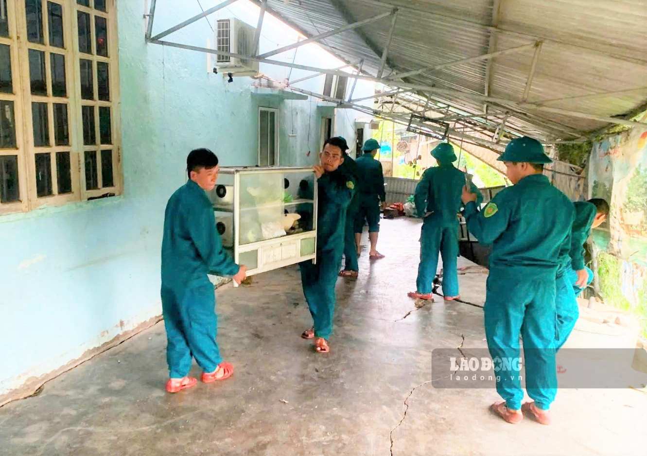 Các lực lượng xã Cát Tiên hỗ trợ người dân di dời tài sản phòng chống thiên tai. Ảnh: Đình Thi 