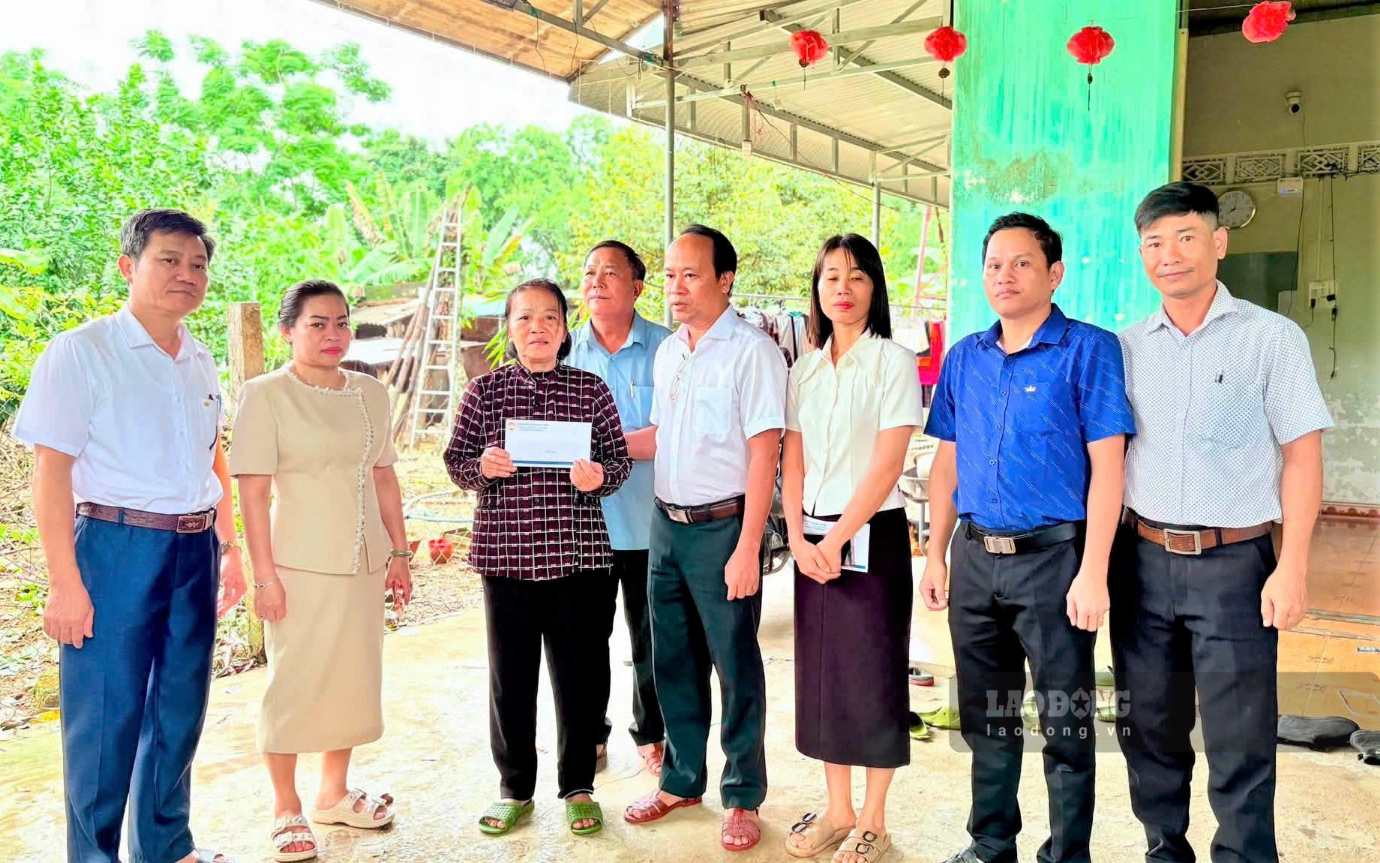 Lãnh đạo xã Cát Tiên thăm hỏi, trao hỗ trợ cho người dân bị thiệt hại do thiên tai. Ảnh: Đình Thi 