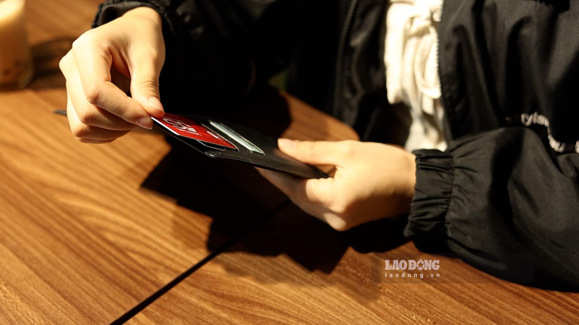 Wife hunts for sale with credit card, husband tired of increased debt. Photo: Huyen Anh