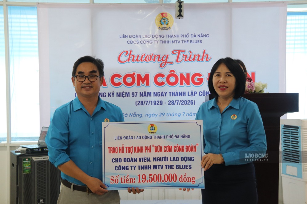 Bà Hồ Thị Lan Hương (Phó Chủ tịch LĐLĐ TP Đà Nẵng) trao bảng tượng trưng hỗ trợ 19,5 triệu đồng cho đại diện CĐCS Công ty The Blues. Ảnh: Nguyễn Linh