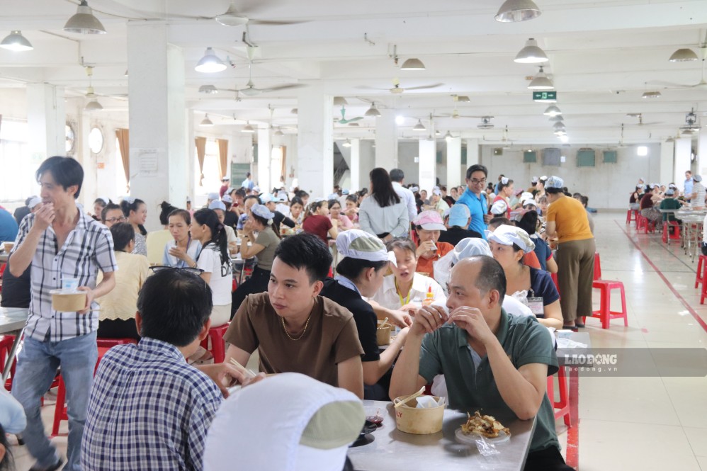 Hơn 640 công nhân Công ty TNHH MTV The Blues tập trung dùng bữa tại nhà ăn công ty. Ảnh: Nguyễn Linh