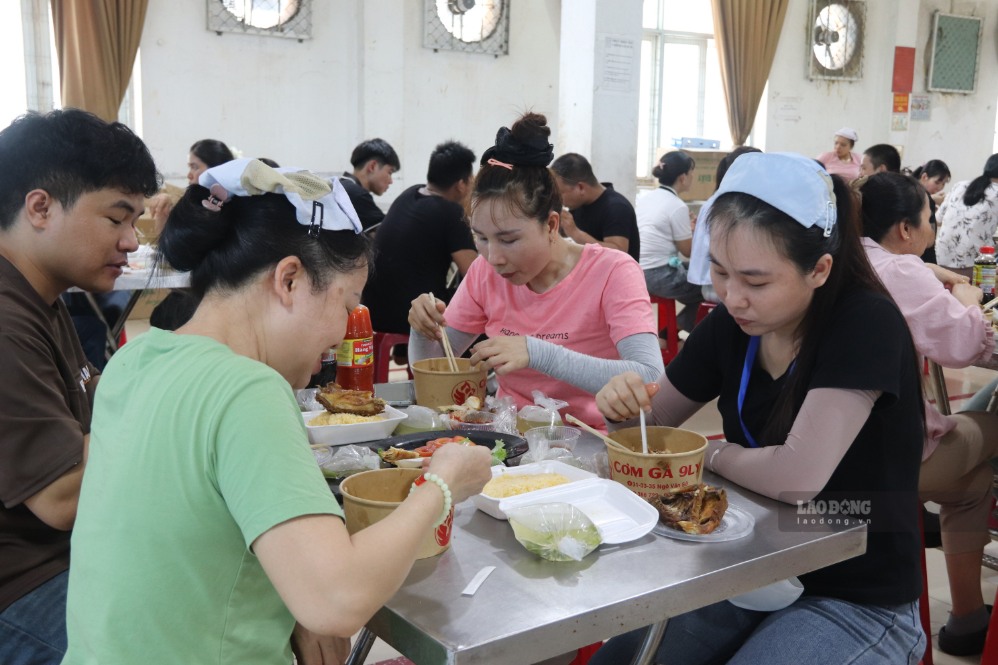 Union members and employees of The Blues One Member Limited Liability Company happily enjoy the Trade Union Meal. Photo: Nguyen Linh
