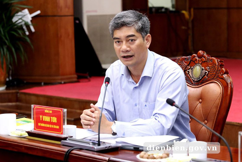 Le vice-ministre des Affaires ethniques et religieuses Y Vinh Tơr échange sur le programme de travail avec la province de Điện Biên. Photo: Portail d'information électronique de la province de Điện Biên