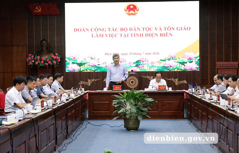 ​Thứ trưởng Bộ Dân tộc và Tôn giáo Y Vinh Tơr trao đổi chương trình làm việc với tỉnh Điện Biên. Ảnh: Cổng TTĐT tỉnh Điện Biên