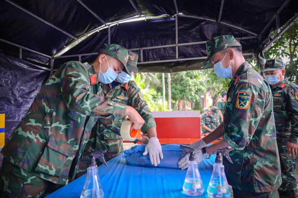 Đang vào cao điểm mùa mưa nên gây ra những khó khăn nhất định cho công tác lấy mẫu. Ảnh: Phương Vũ/ Bộ CHQS An Giang