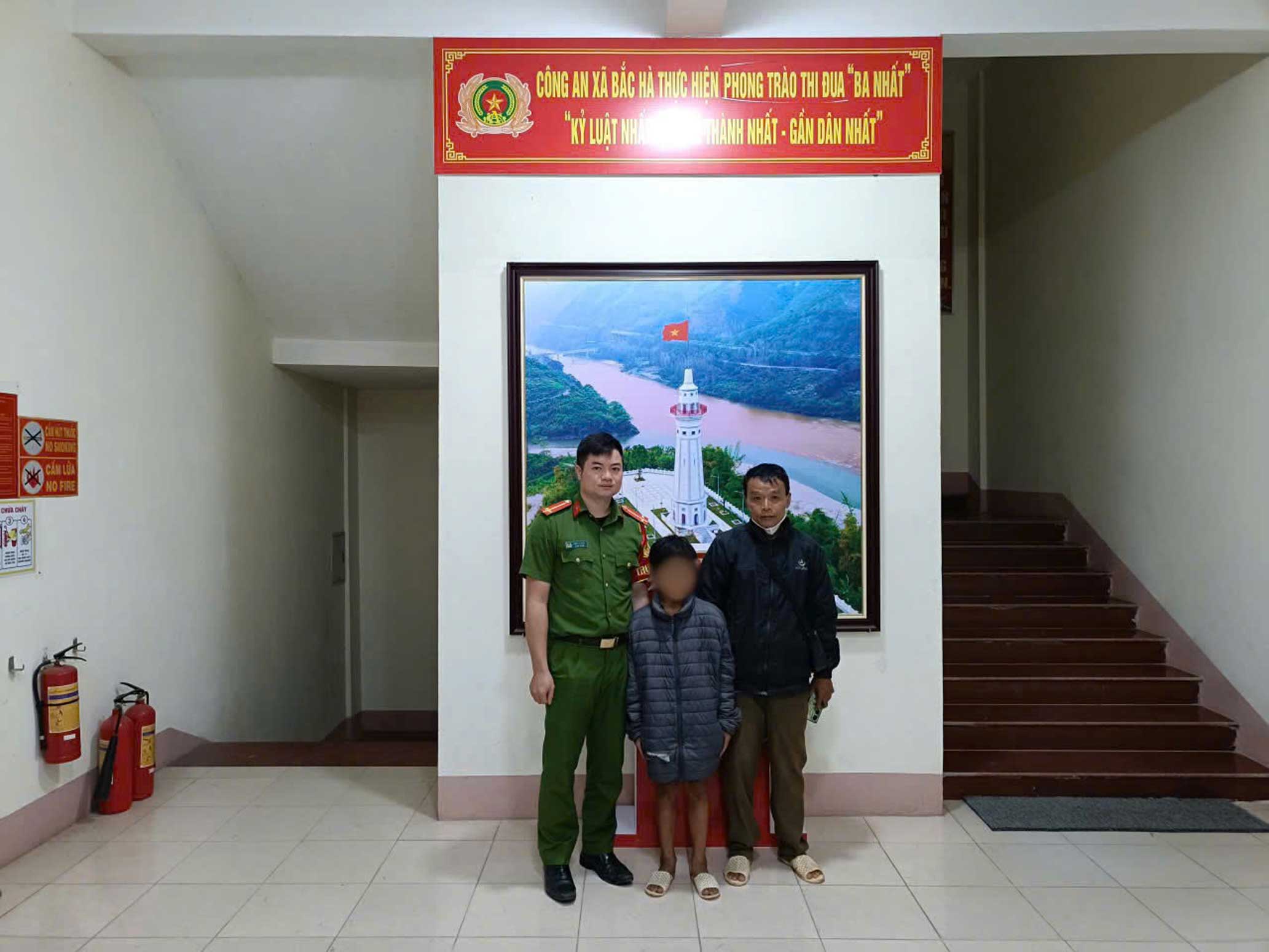Handing over the baby to the family for management. Photo: According to Lao Cai Police