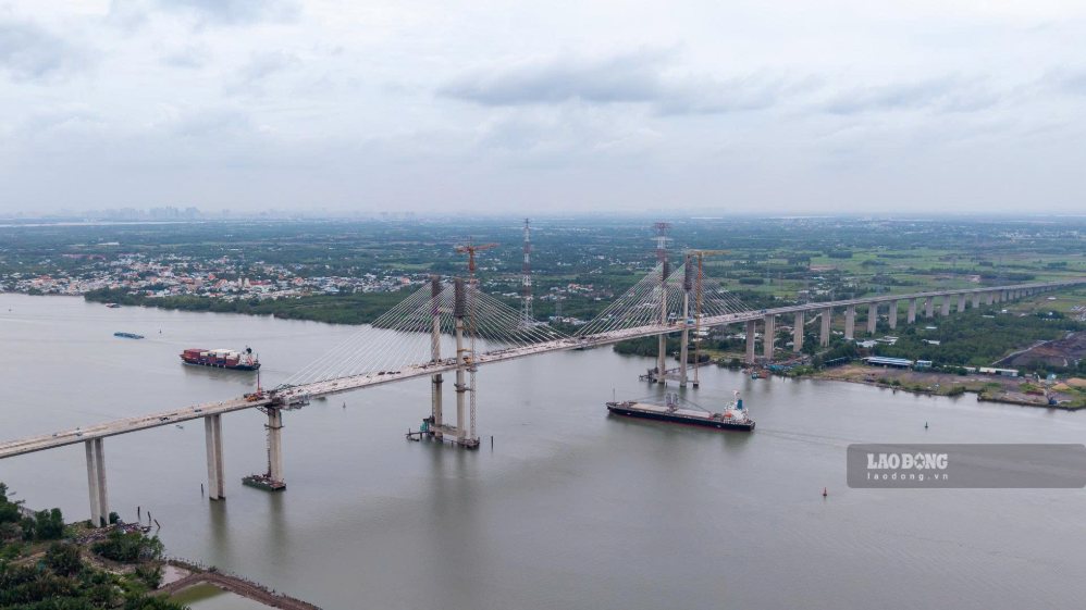 The entire view of Phuoc Khanh bridge spanning the Long Tau River is continuous. Photo: Anh Tu