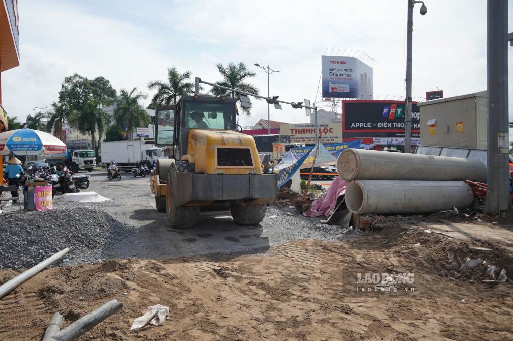 Công nhân và máy móc thi công tại nút giao số 4. Ảnh: Tạ Quang