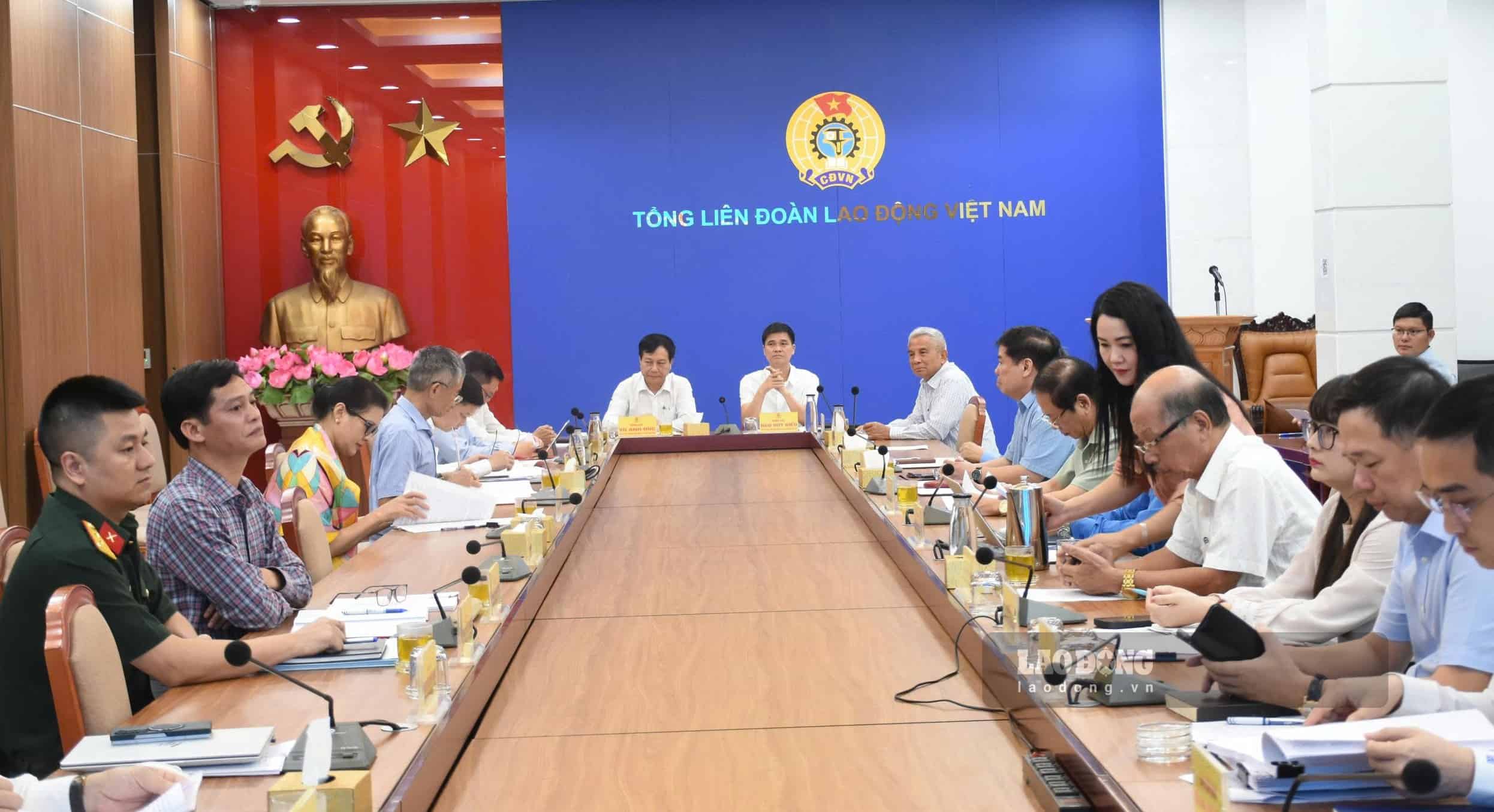 Workshop to collect opinions on the Project to summarize 5 years of implementing Resolution No. 02-NQ/TW dated June 12, 2021 of the Politburo on "Innovating the organization and operation of Vietnam Trade Unions in the new situation". Photo: Minh Huong.