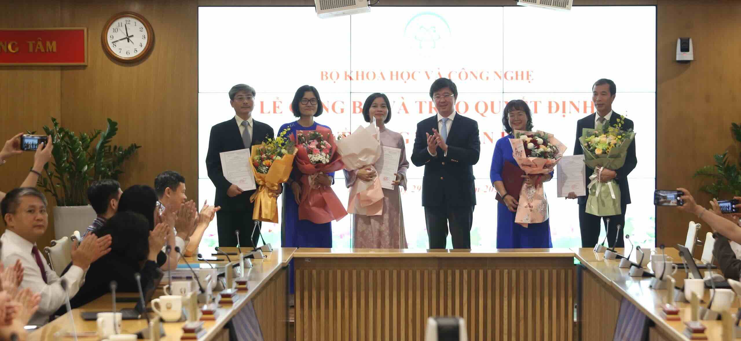 The Ministry of Science and Technology has just announced decisions to transfer, appoint, reappoint and extend the term of office for many leading officials. Photo: Ministry of Science and Technology