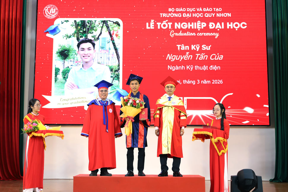 Quy Nhon University awards diplomas to students. Photo: Provided by Quy Nhon University