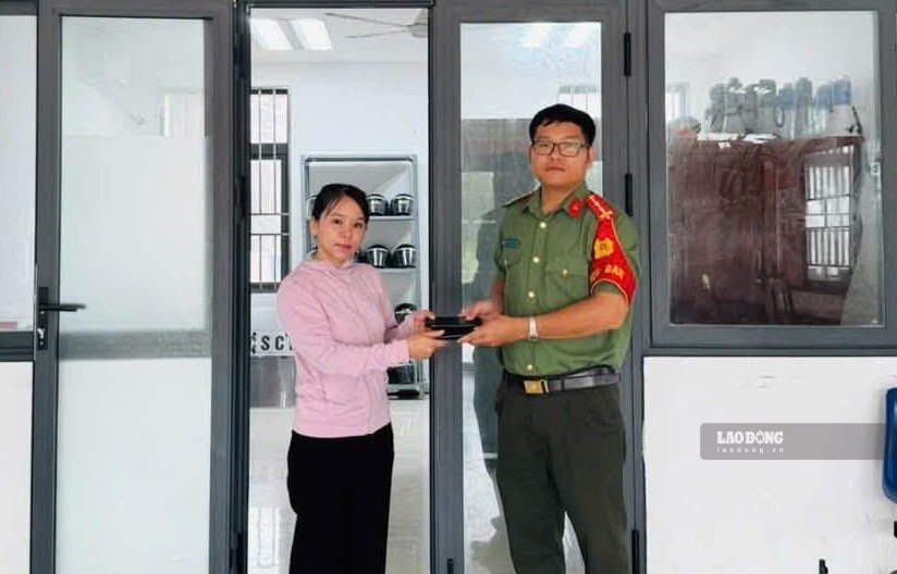Police return property to the person who lost it. Photo: Pham Duy