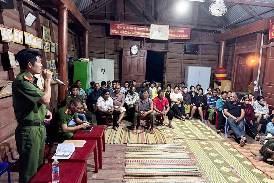 Dak Po Police disseminate many methods and tricks of online fraud to ethnic minorities in the area. Photo: Gia Lai Provincial Police e-Portal