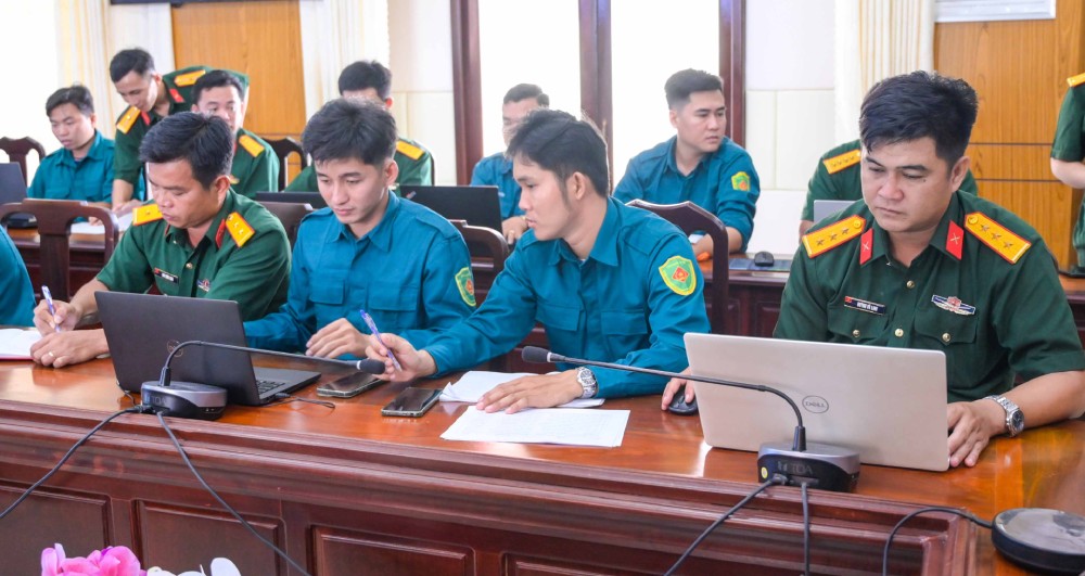 Officials directly performing tasks of the Military Command of 102 communes, wards, and special zones in the province participate in training. Photo: Phuong Vu/ An Giang Military Command